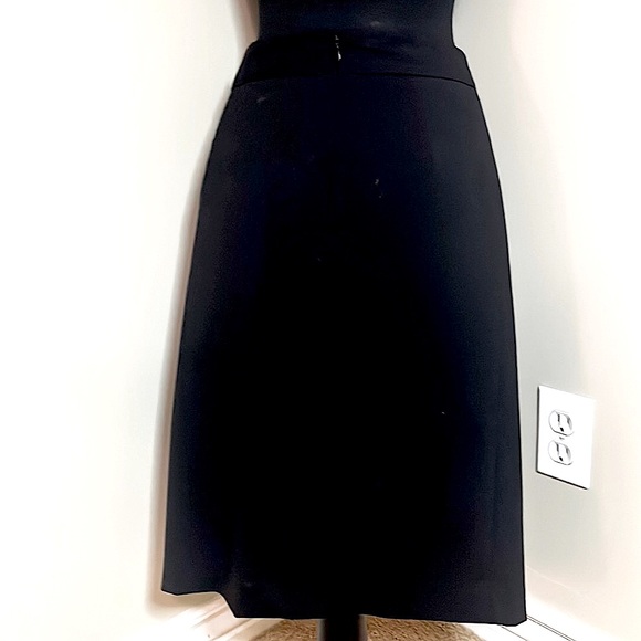 Nwot black skirt banana republic size 4 slit at bottom and zipper back mint cond - Picture 4 of 4